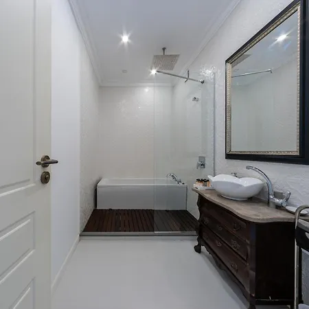 Designer New High End 2br *
